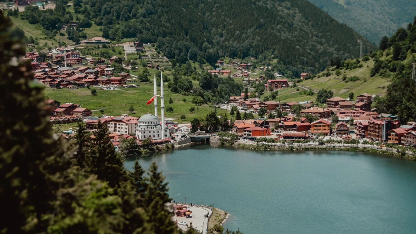 Uzungöl: Nasıl Gidilir, Ziyaret Rehberi ve Pratik Bilgiler – 5 Uzungöl: Nasıl Gidilir, Ziyaret Rehberi ve Pratik Bilgiler – 5
